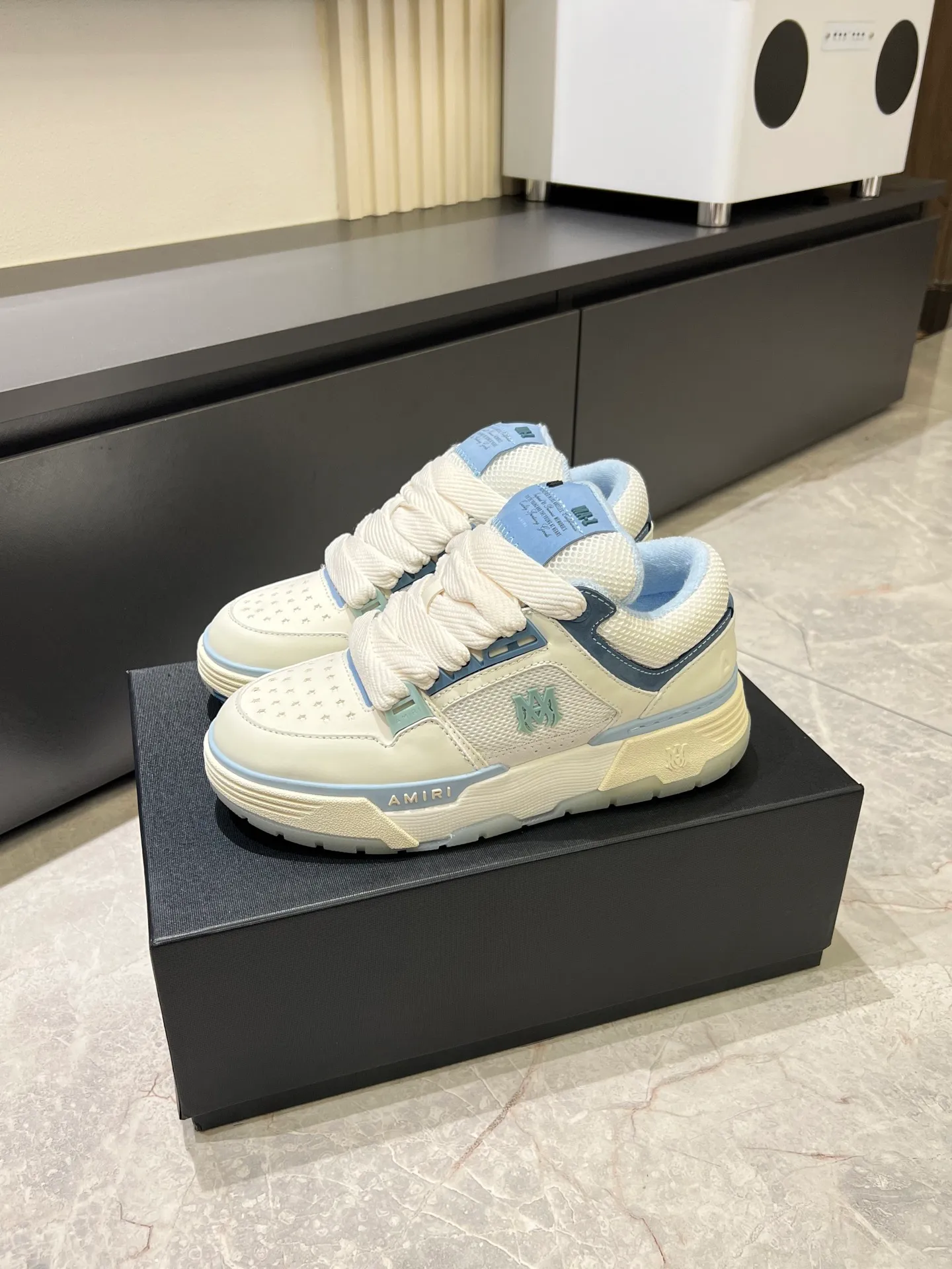 Men's shoes 💰p680 [AMIRI] 2025 spring and summer series new sneakers, new 🆕 bread shoes, bread shoes have a very special big tongue design, thickened outsole, rounded toe, oversized rubber sole and perforated star details, whoever wears them will look better! The appearance is responsible, the feet are retro and handsome! Size: 38-45